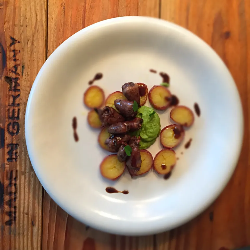 Steamed and grilled chicken hearts, red potatoe slices on peamousse|MarcoBavariaさん