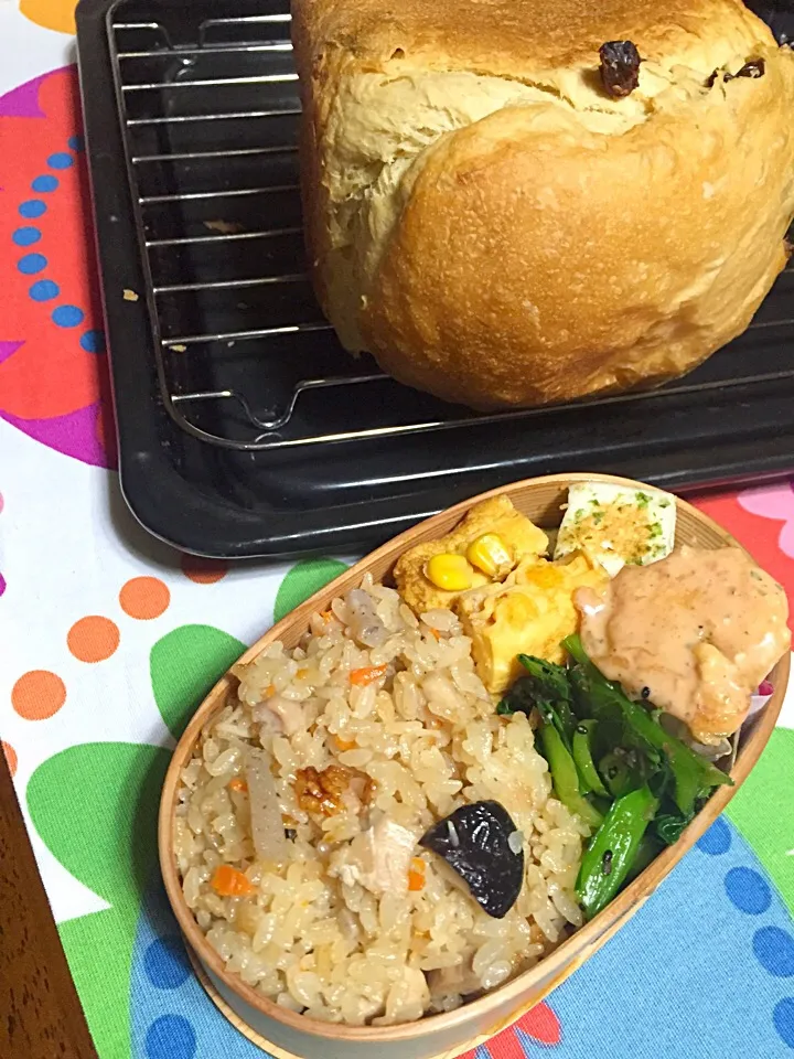 Snapdishの料理写真:今日の娘っちお弁当&朝焼き生クリーム入りぶどうパン🍞ヾ(*´▽｀*)ﾉ|さくたえさん