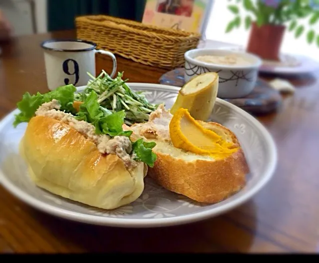 焼きたてロールパンにソーセージディップをのせて✨幸せ朝ごパン♡|しまぽんさん