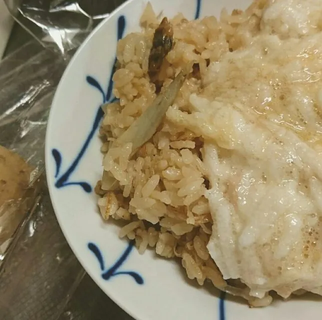 佃煮ごぼう炊き込みご飯とろろのせ。頂き物の佃煮詰め合わせ食べきれず。|のーなさん