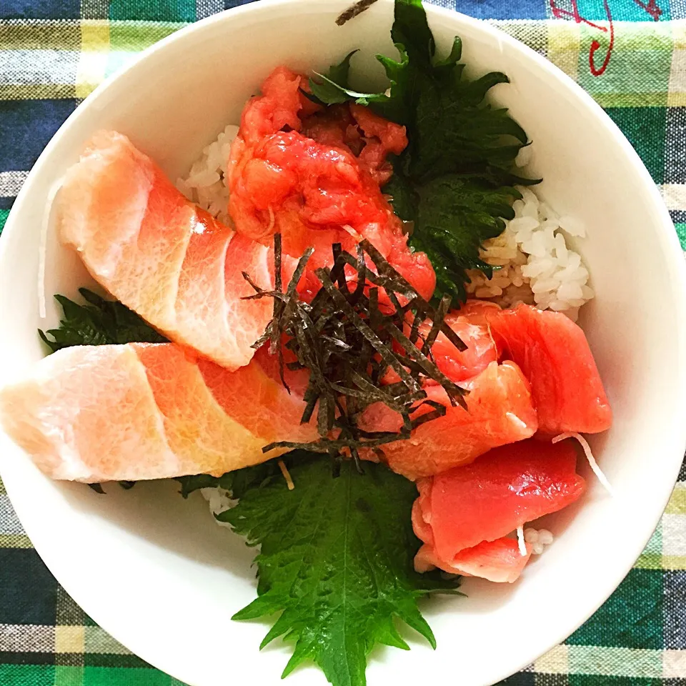 Snapdishの料理写真:酢飯久しぶりに作ったー！今日のランチはマグロ丼〜♡|M子⁽⁽ ◟(∗ ˊωˋ ∗)◞ ⁾⁾さん