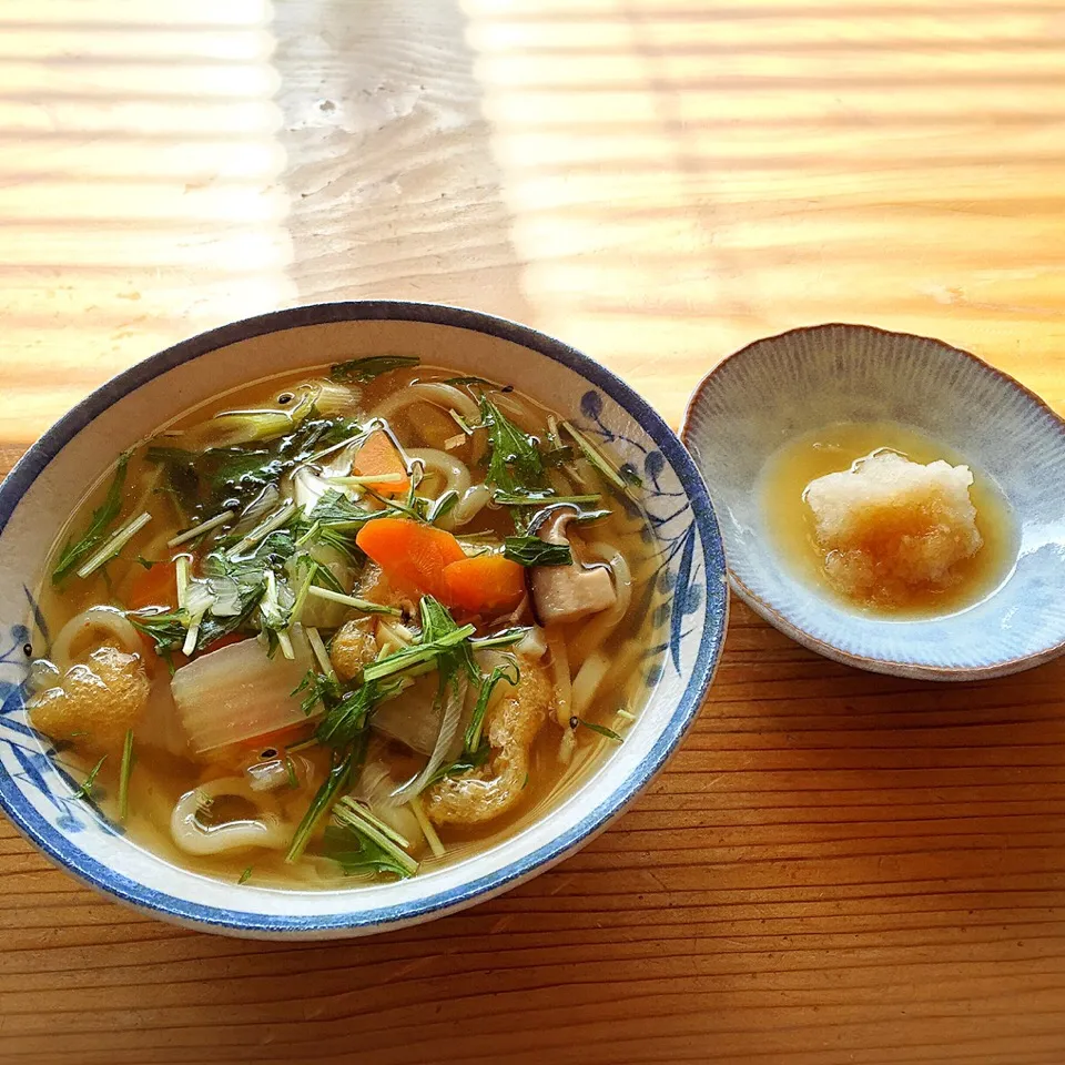 昨日の鍋のあまりでうどん。水、昆布、生姜、七味、酒、薄口醤油、みりん、水菜、長ネギ、油揚げ足しました。大根おろし、ポン酢。|pepiさん