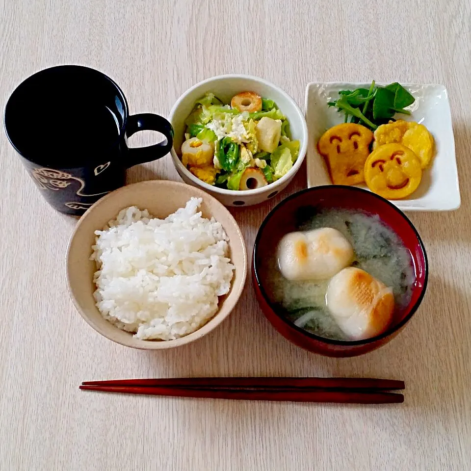 Snapdishの料理写真:キャベツと竹輪のめんつゆ煮の朝ご飯♡|Mami.Nさん