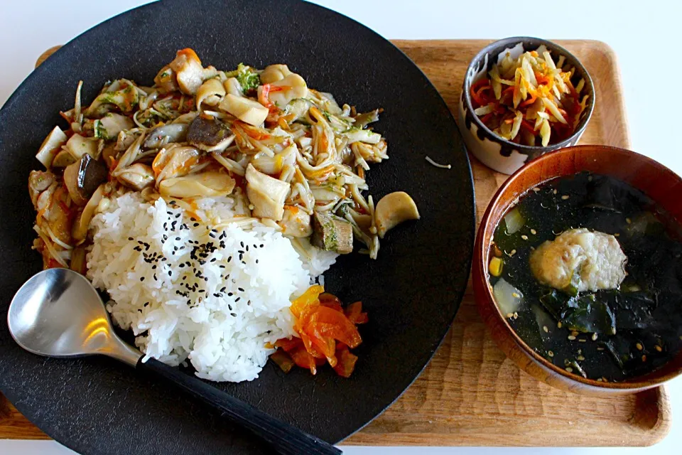 今日の昼ごはん☺️
キノコかけご飯|もも太郎さん