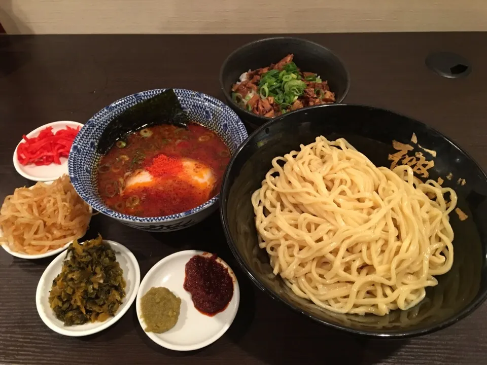 辛辛つけ麺(麺の量:大盛り、無料風味:紅ショウガ、辛もやし、辛し高菜、ゆずこしょう、秘伝の辛ダレ)＋チャーシュー丼|マロさん