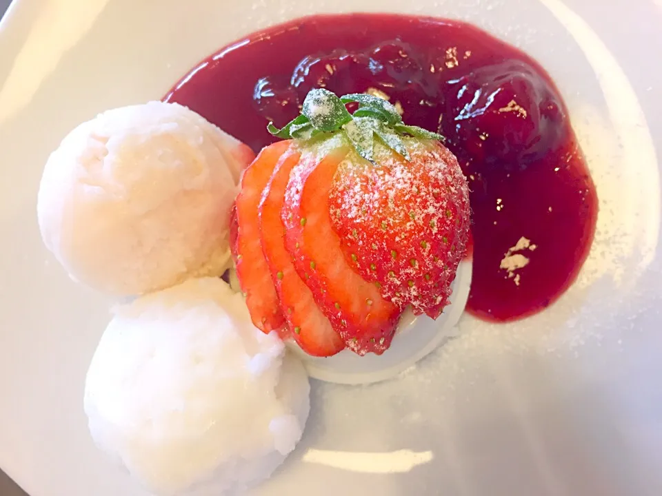 Sweet berry panacotta|PhUnGさん