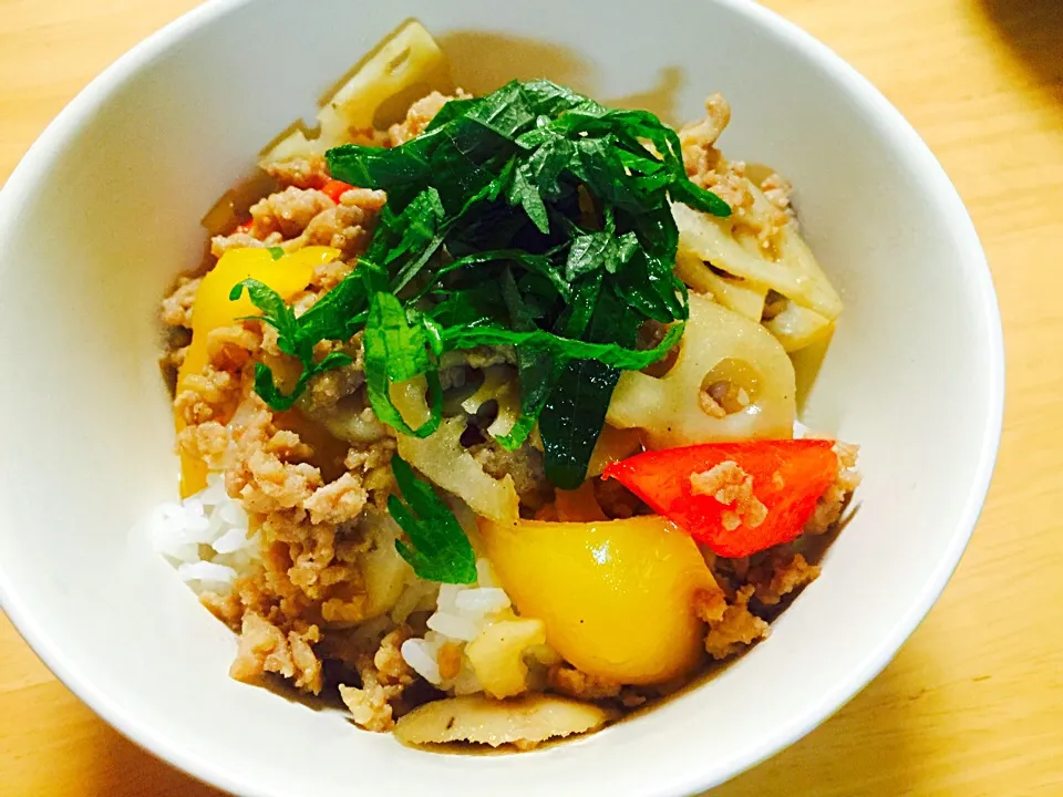 Snapdishの料理写真:鳥ひき肉そぼろ丼   蓮根  パプリカ入|さえさん