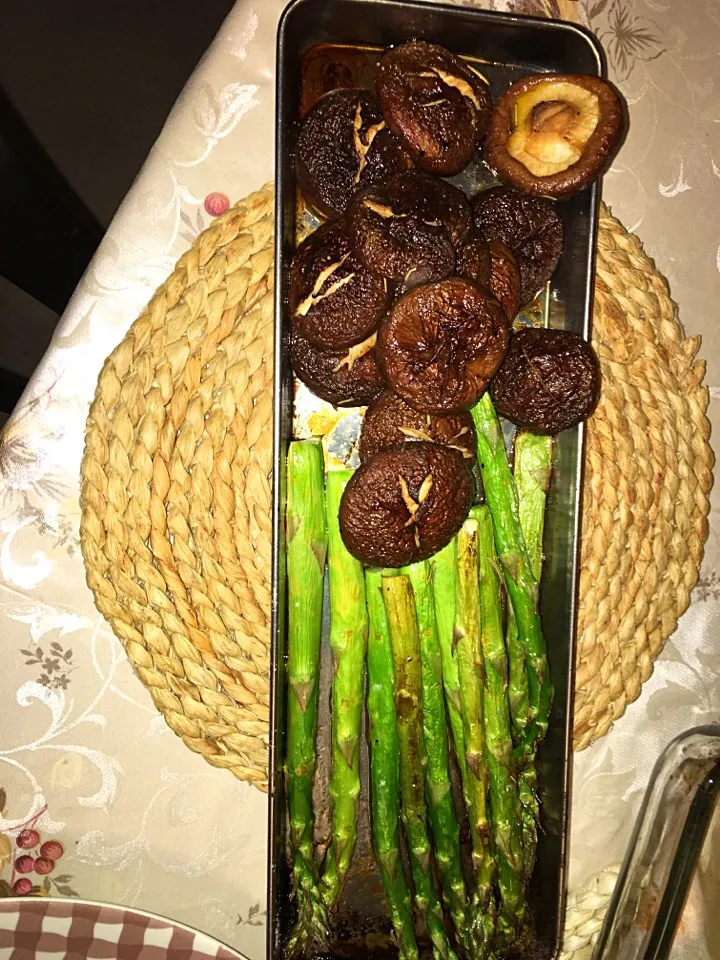 Snapdishの料理写真:Grilled asparagus and mushrooms|aida arafatさん