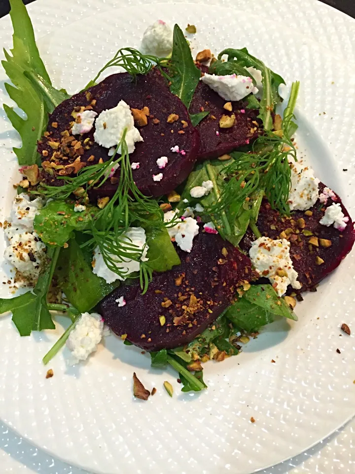 Rocket salad with beets, goat cheese and pistachios🇬🇷|aястасияさん