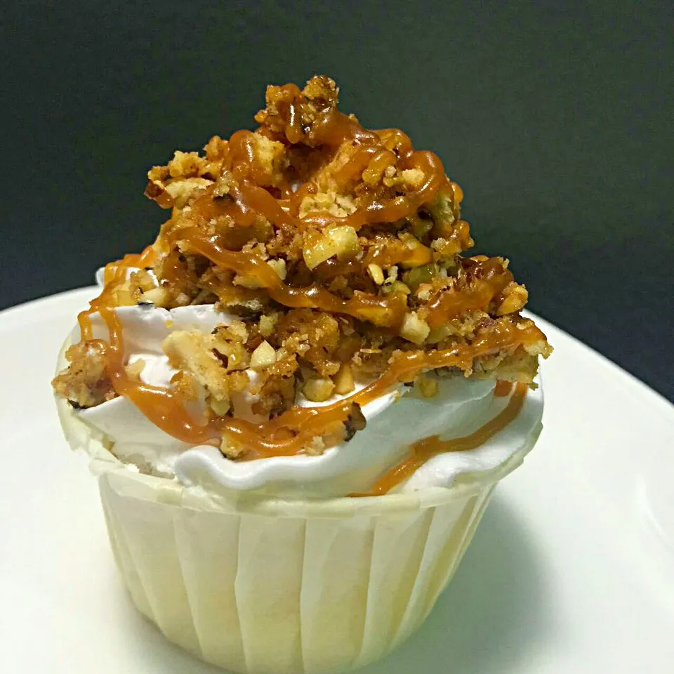 Butterscotch Pecan Cupcake|Shazrin Yazidさん