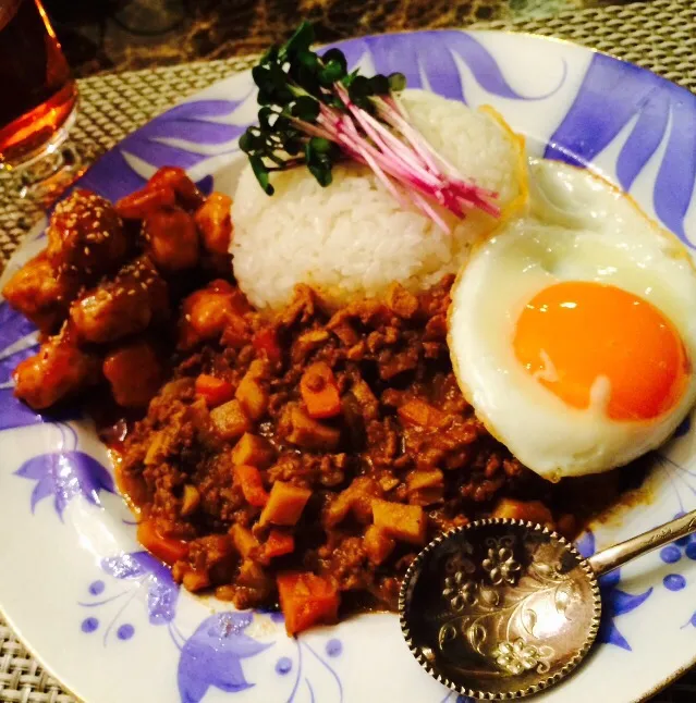 鶏団子と豚挽肉の二種類カレー🍛|💍ごはん🍚さん