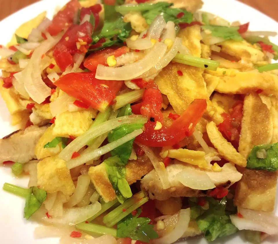 Omlet & Grilled Chicken Spicy Salad
(ยำไข่เจียวไก่ย่าง)|Passawan Hoontrakoonさん