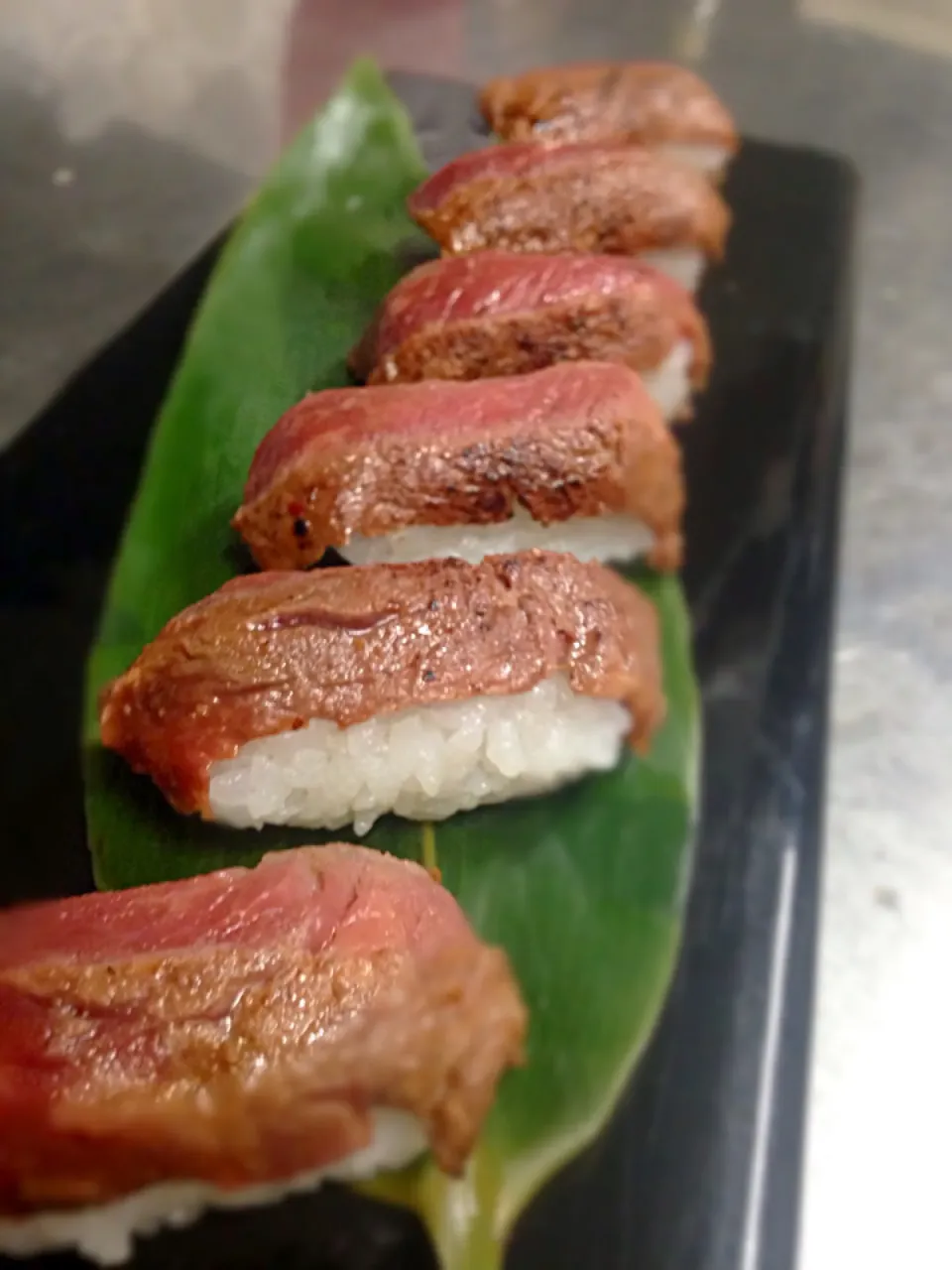 流行を追って見ました！
味噌漬け宮崎和牛の「炙り肉寿司」|ChuLaさん