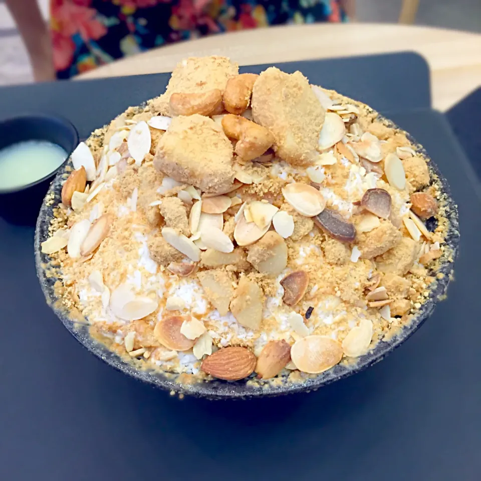 Snapdishの料理写真:Injeolmi patbingsu~🍨🍧|해리さん