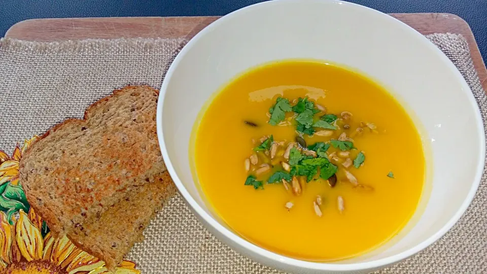 Carrot soup with coriander and sunflower - pumpkin seeds garnish. Wholemeal 7 seeds bread|vivianaさん