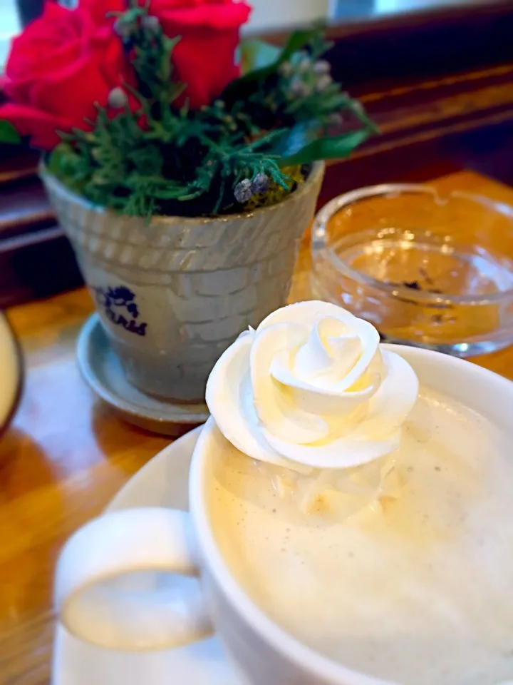 美味しい珈琲の喫茶店☕✨
バラのクリームが可愛すぎる🌹💗✨|eriさん