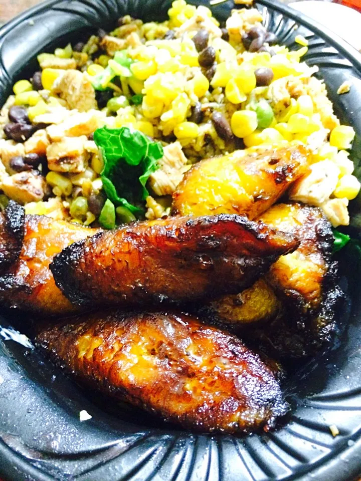 Yellow Rice w/ Lettus, Black Beans, Corn, Sautéed Onions & Peppers, and Sweet Plantains
 #eatthiseveryday|Milka Papricaさん