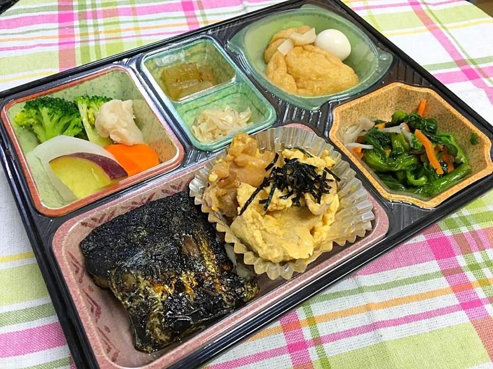 Snapdishの料理写真:鯖の塩焼き 日替わり弁当 豊川市宅配|Naokazu Kuritaさん