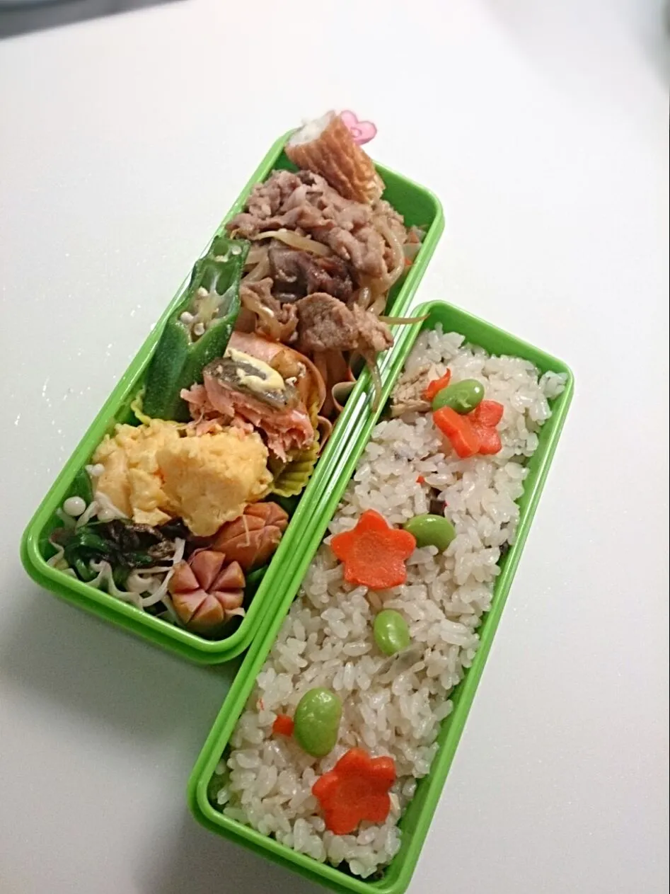 ２月初日の旦那様お弁当。鶏ゴボウ炊き込みご飯、豚ともやしのしょうが炒めに鮭のマヨ焼き。|Reikoさん