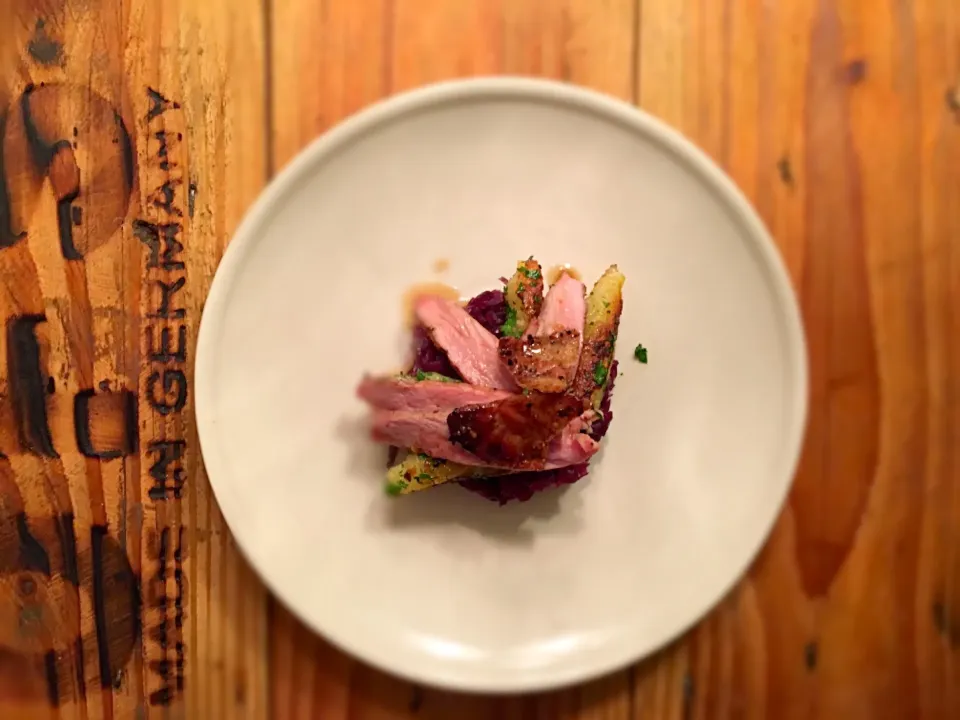 orange-honey glazed duck breast on flower leaf cutted dumplings over red cabbage bed  赤キャベツのベッドの上に花の葉cutted餃子のオレンジ色、|MarcoBavariaさん