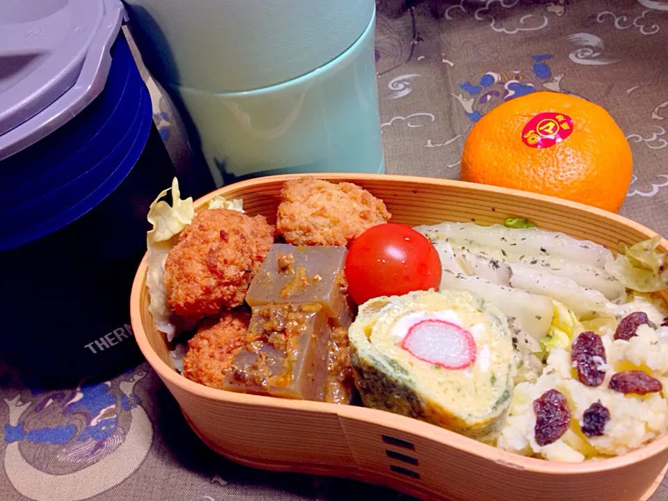 鶏ボールとピリ辛蒟蒻味噌弁当(OvO)|伊佐治親（イサ）さん