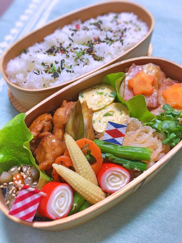 Snapdishの料理写真:高校生息子のお弁当 ♪  桜央里さんの料理 調味料三つで簡単美味しい🎶ジューシーチキンのさっぱり煮🐔が入ってます〜 ٩(ˊᗜˋ*)و|キラりんさん