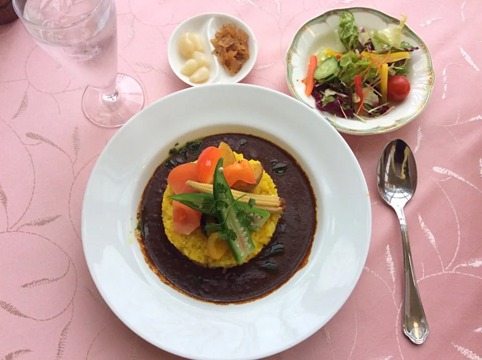 Curry Rice with vegetables and salad.|Craig Colemanさん