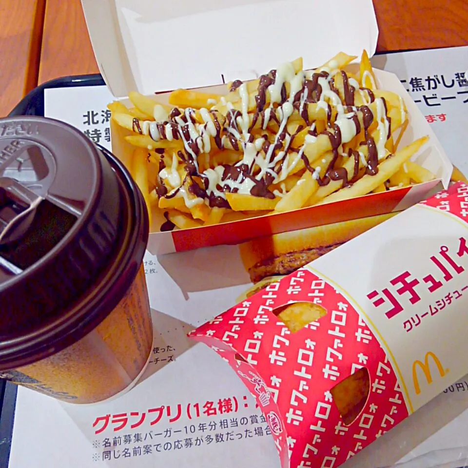 Snapdishの料理写真:久々のマクドナルド☆チョコポテト&抹茶ラテ&クリームシチューパイ|うたかた。さん