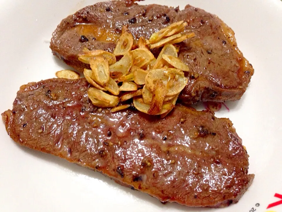 Steak with fried garlic on top|Emmaさん