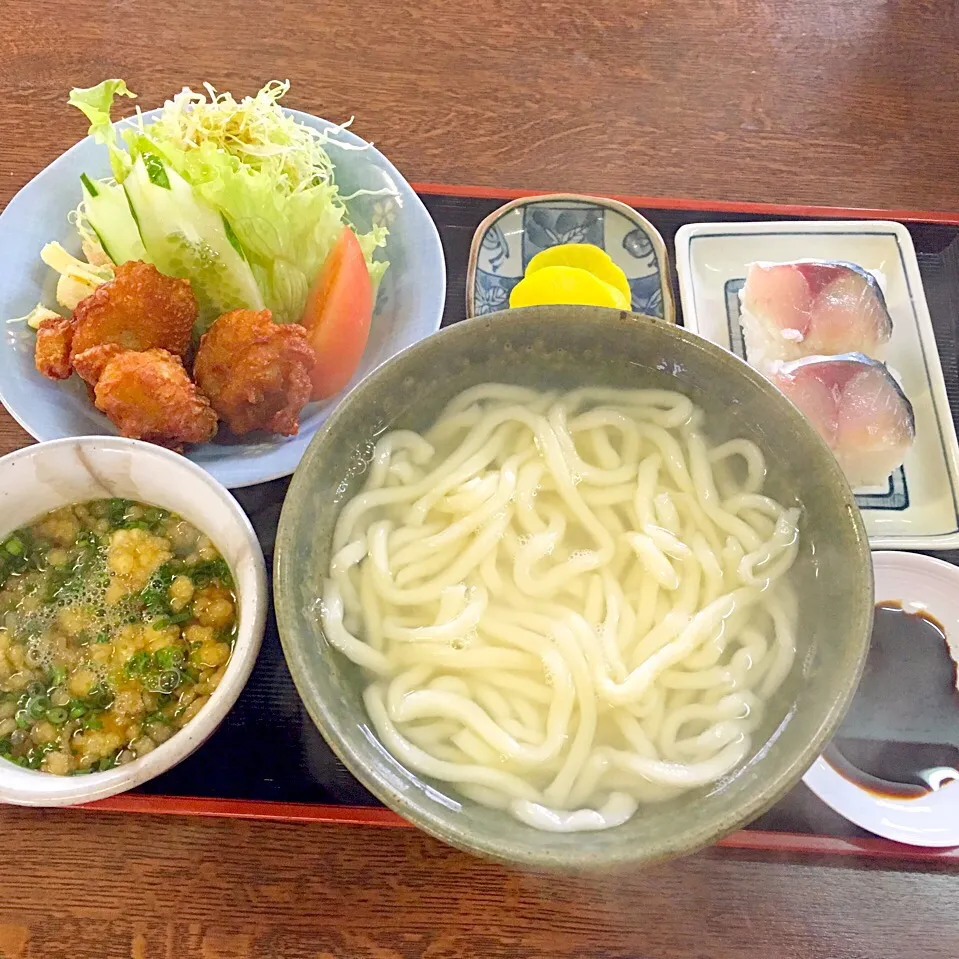 Snapdishの料理写真:釜揚げうどんとAセット（唐揚げ）とさば寿司|Daisuke  Ikebeさん