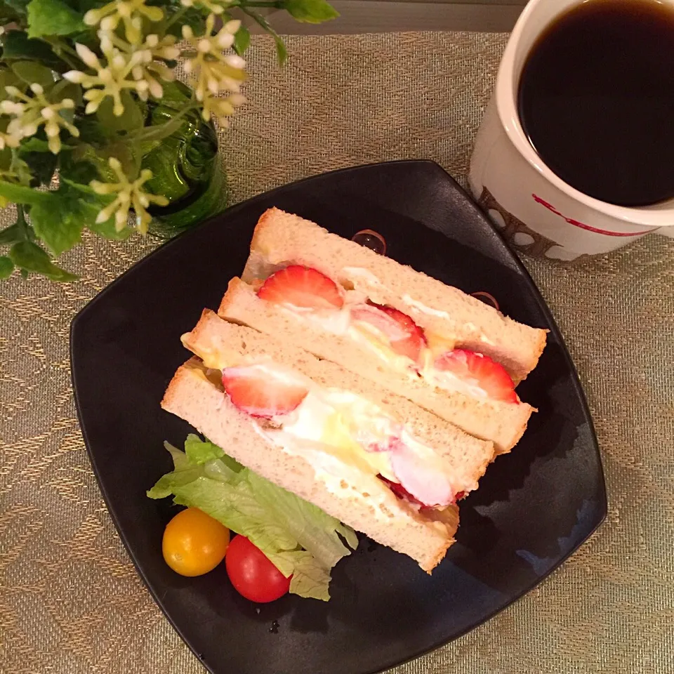 Snapdishの料理写真:いちご&生クリームととカスタードのフルーツサンドイッチ❤︎自分用|Makinsさん