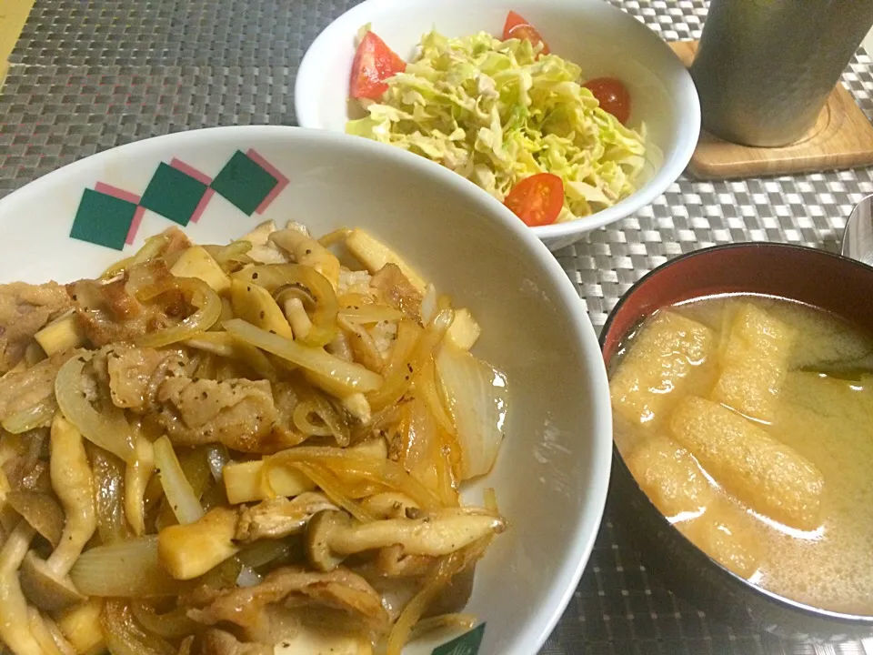 今日の夜ごはん

☆豚バラきのこ丼
☆お味噌汁
☆キャベツの千切りサラダ|えりえいたさん