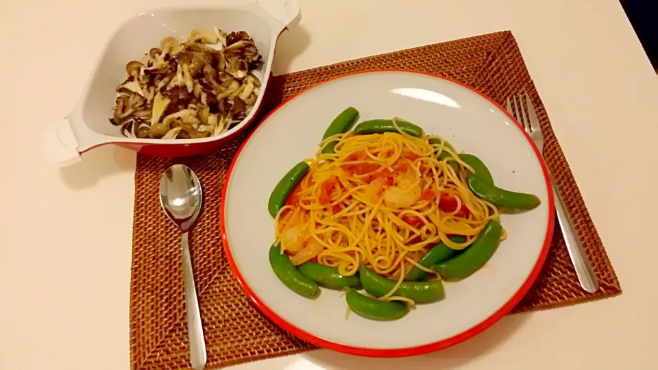 Snapdishの料理写真:今日の夕食　えびとスナップえんどうのトマトクリームパスタ、きのこのオーブン焼き|pinknari🐰🌈さん