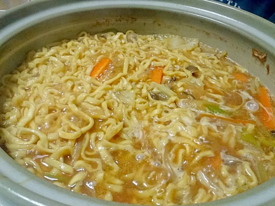 Snapdishの料理写真:サッポロ一番味噌ラーメン鍋|mky710801さん