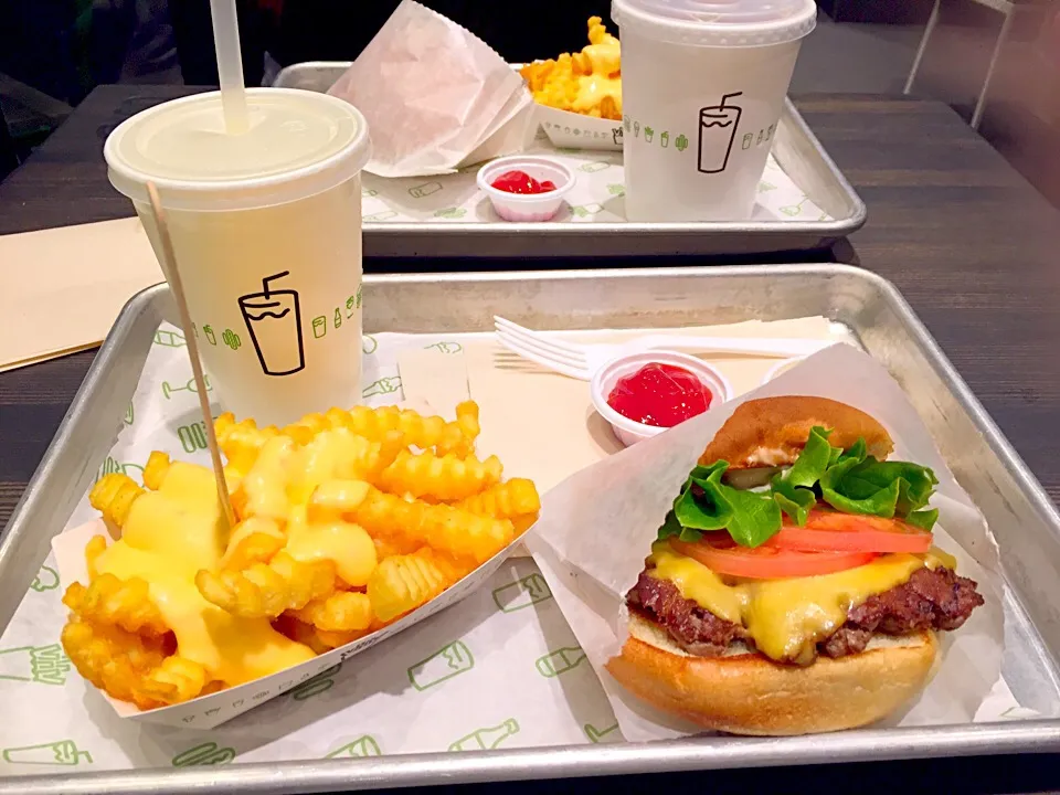 SHAKE SHACKのチーズバーガーとチーズフライズ|Hoshinoさん