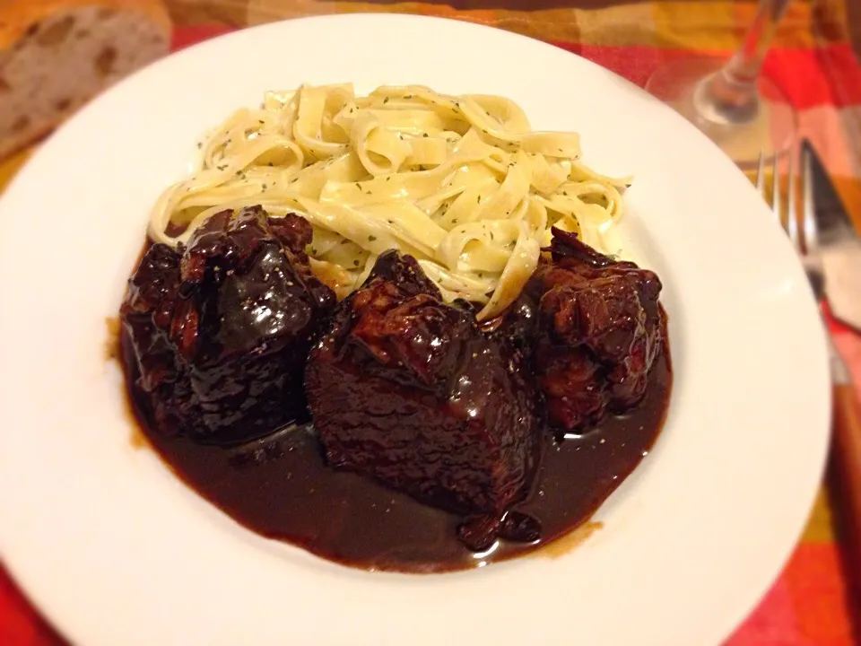 牛バラ肉の赤ワイン煮込み
クリームパスタ添え|ゴンさん