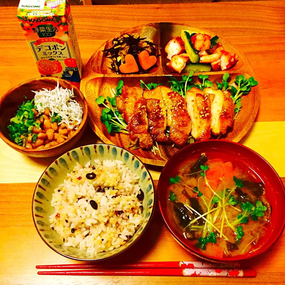 Snapdishの料理写真:鶏の照り焼き ＊ 雑穀ご飯 ＊ タコときゅうりのたたき和え ＊ ひじきと切り干し大根の煮物 ＊ 納豆 ＊ フルーツジュース|akiさん