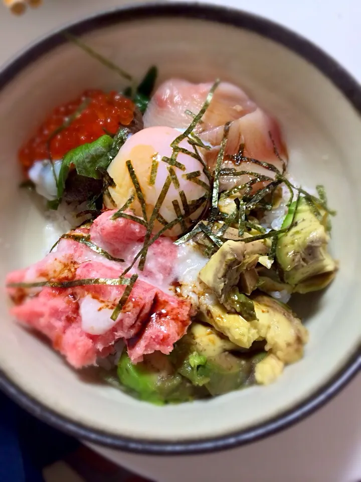 マグロアボカド鰤イクラの海鮮丼♥️|ありさん