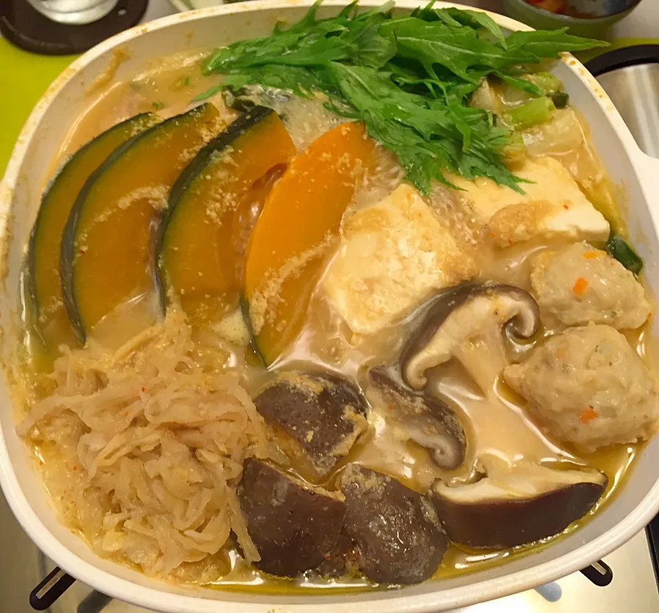 とり野菜味噌で作った鍋どす🍲肉の味云々というより野菜が美味しくなる鍋の素ですわ👌今回のポイントはマツコの番組で紹介された通りに切り干し大根入れたことですわ😄これとカボチャがグッドでしたわ🙆|にゃあ（芸名）さん