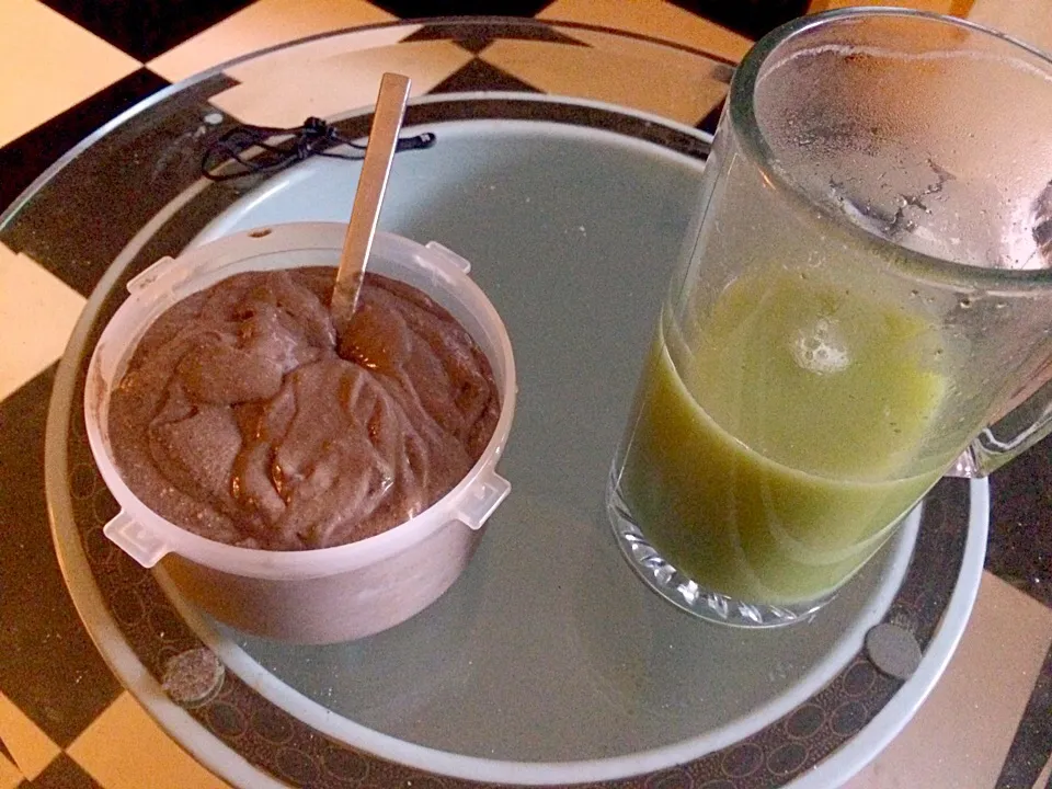 Acai mouse (Acai, cocoa, coconut oil, banana, kale, stevia, grassfed butter) & matcha green tea w/ coconut milk.|ahron gさん