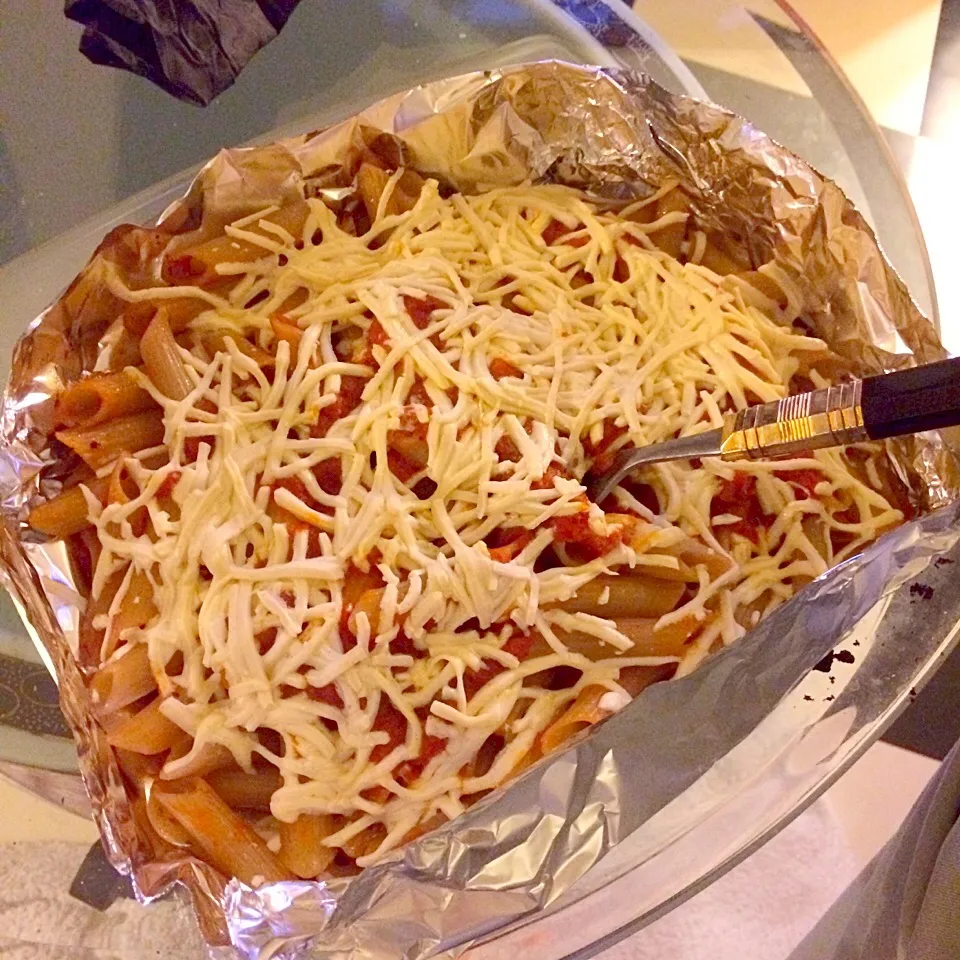 Baked (brown rice) ziti w/ (no sugar) marinara sauce and vegan mozzarella cheese.|ahron gさん