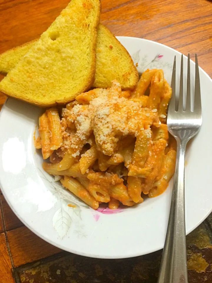 Chicken Penne Alla Vodka
Garlic Toast|Milka Papricaさん