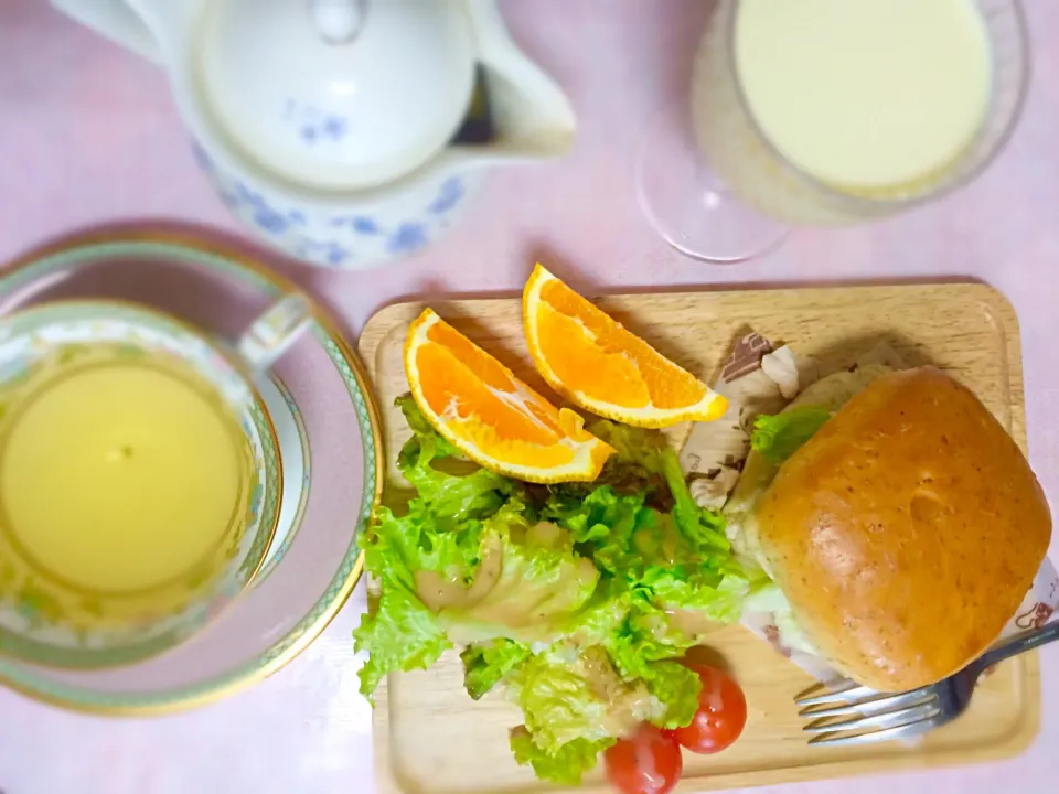 ダイエットメニュー。目指せ１日1500カロリー❤️鶏胸肉のハーブ塩バーガー。 ごぼう茶、ノンカロリードレッシングサウザンサラダ。野菜量は121g、デコポン1/4。|ナタママさん