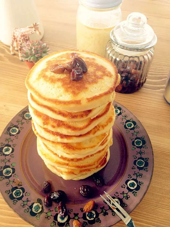 ホットケーキと自家製ラムレーズンand頂き物の天然蜂蜜をたっぷりかけて♡|Yuriさん