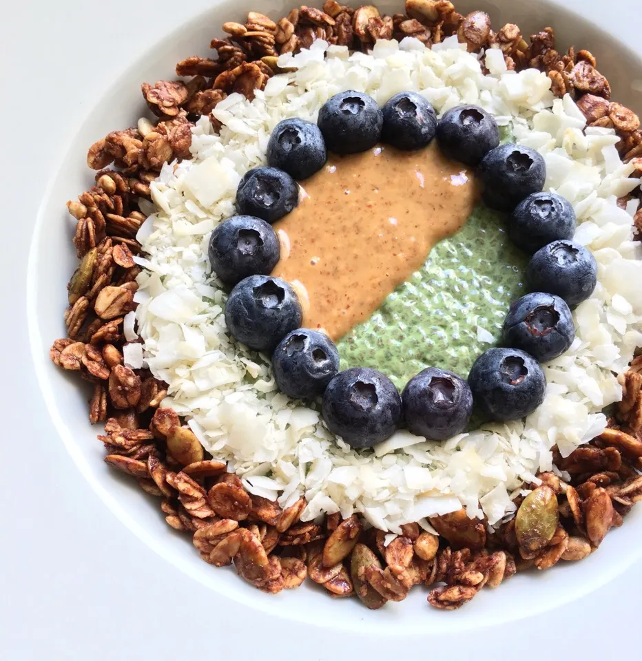 Matcha chia pudding with chocolate granola, blueberries, coconut flakes and peanut butter|coxiella24さん