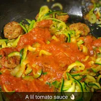 Zucchini noodles with tomato sauce and chicken sausage with sun dried tomatoes and basil.|Rosaさん