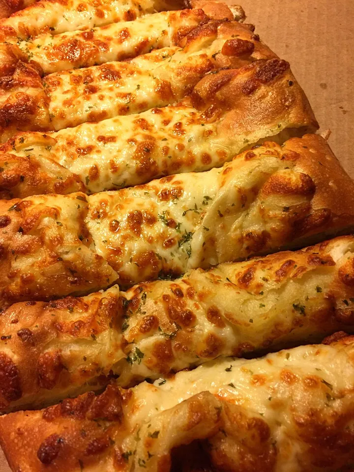 Snapdishの料理写真:Cheesy Garlic Breadsticks|prinSjさん