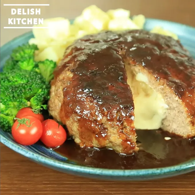 【動画】カマンベールチーズハンバーグ #delishkitchentv|DELISH KITCHENさん