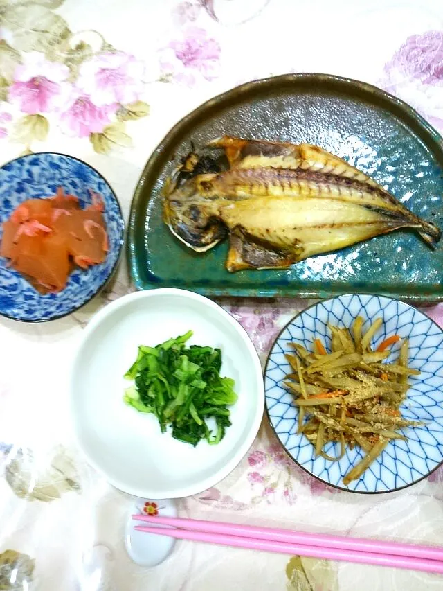 鯵の干物😋きんぴらごぼう😄春菊のレモン、おかか和え😆大根と小エビの煮物|たえさん