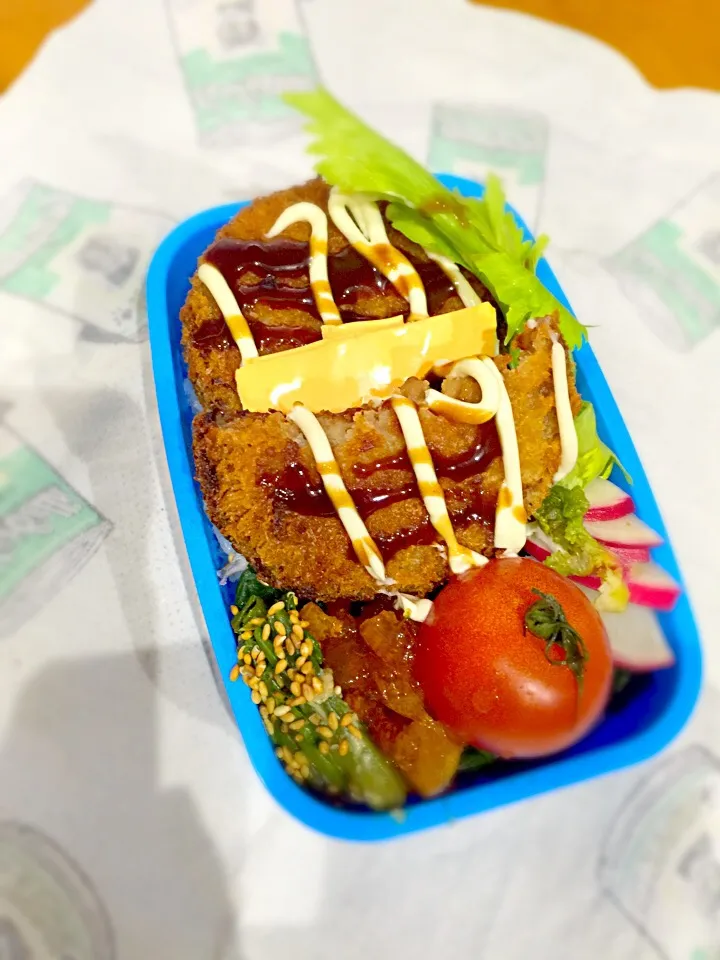 パパお弁当🍱  メンチカツ  チェダーチーズ  紫玉ねぎスライス  小松菜の漬物  赤大根の漬物  ほうれん草の胡麻和え  柚子と林檎のハチミツ煮  ミニトマト|ch＊K*∀o(^^*)♪さん